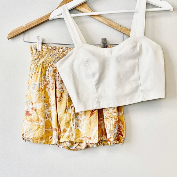 Summer Outfit Yellow Roxy Shorts & White Crop Top - Picture 2 of 12